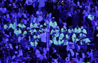 Paridarios de Bernie Sanders, con camisetas amarillas fosforescentes para resultar visibles en la oscuridad, en la &uacute;ltima noche de la convenci&oacute;n del Partido Dem&oacute;crata celebrada en Filadelfia.   