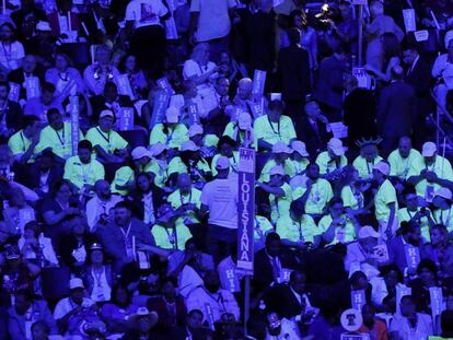 Paridarios de Bernie Sanders, con camisetas amarillas fosforescentes para resultar visibles en la oscuridad, en la última noche de la convención del Partido Demócrata celebrada en Filadelfia.