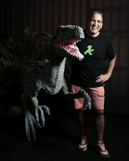 Ryan McNaught, diseñador australiano de Lego, el miércoles en la exposición sobre Jurassic Park en Ifema, Madrid.