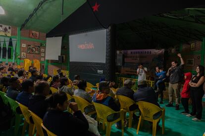 Centenares de ojos siguen en una comunidad zapatista el estreno en México de 'La montaña', la película que narra el viaje de siete miembros del EZLN al otro lado del Atlántico en 2021.
