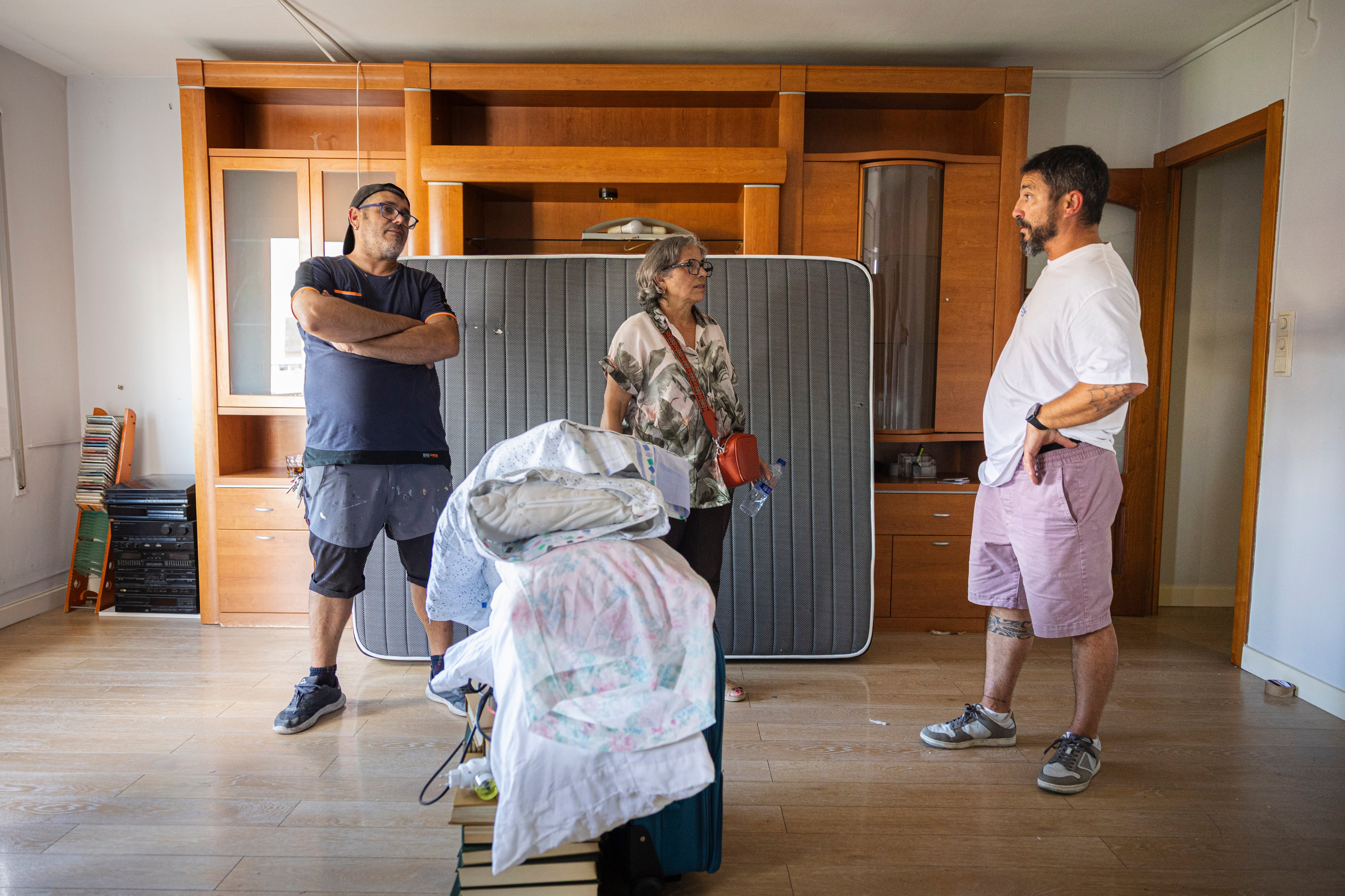 Milagros, junto a dos de sus hijos, en su vivienda.
