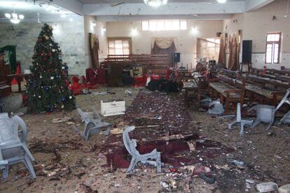 Aspecto del interior de la iglesias después del atentado.