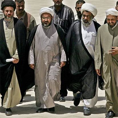 Tres líderes chiíes, junto al representante de los suníes (primero por la derecha), ayer en Bagdad.