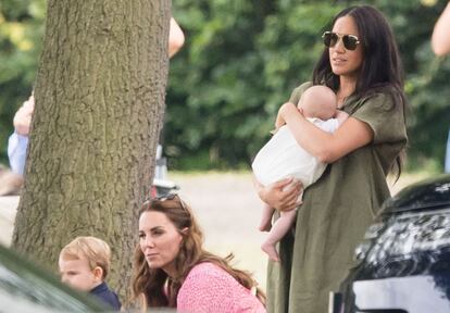 Meghan Markle, con vestido oversize de Lisa Marie Fernandez y gafas Givenchy.