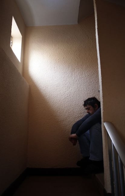 Un sobrino de Vicente Torres espera en las escaleras del portal la llegada de la Comisión Judicial.