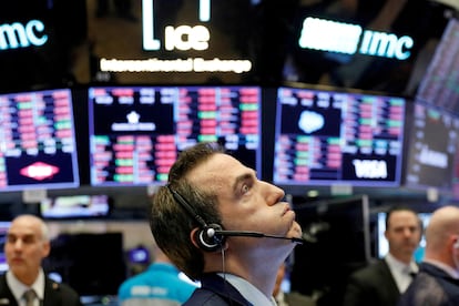 Un 'trader' de la Bolsa de Nueva York resopla tras una jornada de pérdidas.