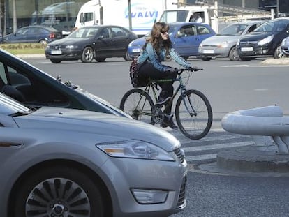 Una ciclista pasa por el cruce en la que falleci&oacute; otra durante la madrugada tras ser atropellada.