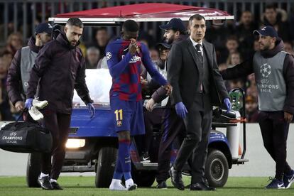 Dembélé abandona el campo tras lesionarse. 