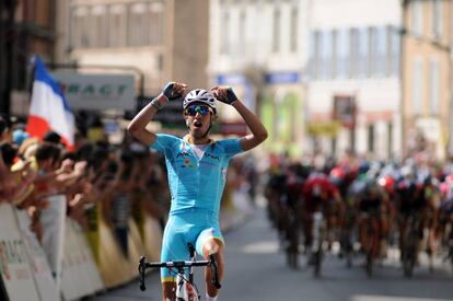 Fabio Aru entra ganador en Tournon con el pelot&oacute;n en sus talones.