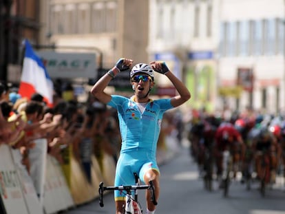 Fabio Aru entra ganador en Tournon con el pelot&oacute;n en sus talones.