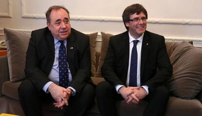 El Presidente catalán, Carles Puigdemont (d) y Alex Salmond (i).