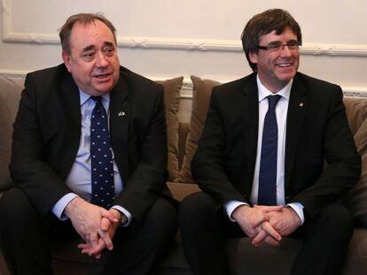 El Presidente catalán, Carles Puigdemont (d) y Alex Salmond (i).