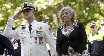 La alcaldesa de Madrid, Manuela Carmena, con el jefe de la Polic&iacute;a Municipal, Francisco Caletrio.