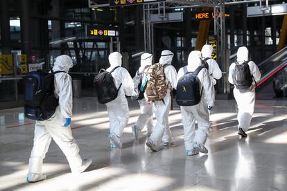 Turistas chinos con trajes EPI en el aeropuerto de Madrid-Barajas el pasado 2 de noviembre.