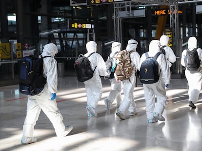 Turistas chinos con trajes EPI en el aeropuerto de Madrid-Barajas el pasado 2 de noviembre.