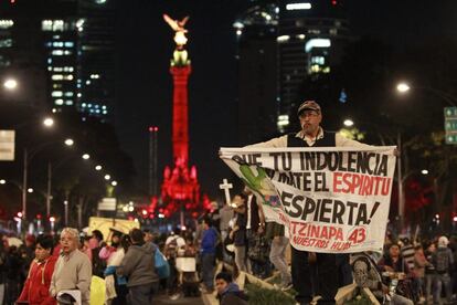 Manifestantes participan en una marcha en protesta por los 43 estudiantes desaparecidos en Ayotzinapa hace más de dos meses. México vive este lunes una nueva jornada de marchas y bloqueos en todo el país para protestar por la desaparición de 43 estudiantes hace más de dos meses y el Gobierno de Enrique Peña Nieto, cuando cumple dos años de mandato.