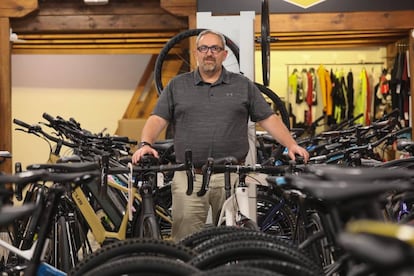 Juan Ochoa, propietario de la tienda de bicicletas Bicimanía, en Madrid.