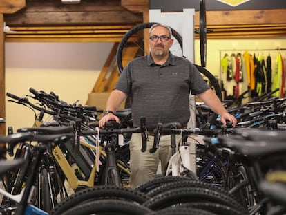 Juan Ochoa, propietario de la tienda de bicicletas Bicimanía, en Madrid. 