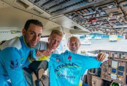 Vinokúrov sujeta una camiseta del Astana junto a Nibali, en una fota publicada en el Facebook del kazako.