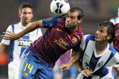 Mascherano se anticipa a Kleber y despeja el balón de cabeza durante el partido de la Supercopa contra el Oporto.