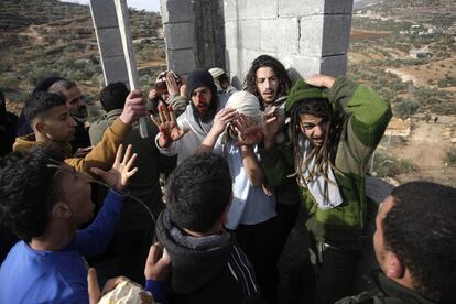 Varios colonos judíos son acorralados durante su enfrentamiento con los palestinos en la localidad de Qusra, cerca de la ciudad cisjordana de Nablus.