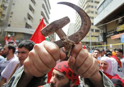 Un manifestante libanés muestra una hoz y un martillo, símbolo del comunismo, durante la manifestación del Primero de Mayo en Beirut.