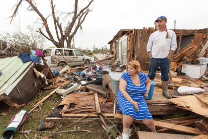 Una pareja contempla las ruinas de su casa en Vilonia, Arkansas.