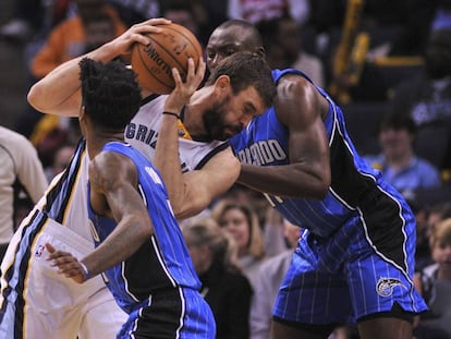 Marc Gasol, entre Payton y Biyombo. 