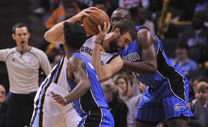 Marc Gasol, entre Payton y Biyombo. 