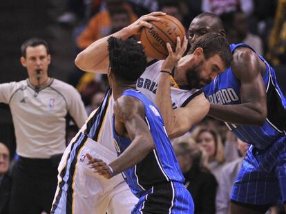 Marc Gasol, entre Payton y Biyombo. 