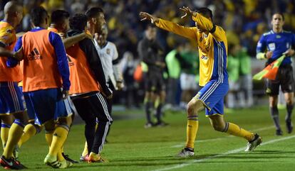 Los jugadores 'felinos' celebran el primer gol