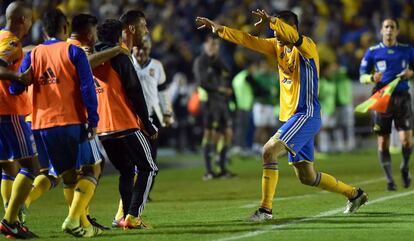 Los jugadores &#039;felinos&#039; celebran el primer gol 