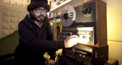 El productor y músico Fernando Vacas, en su estudio de Córdoba.