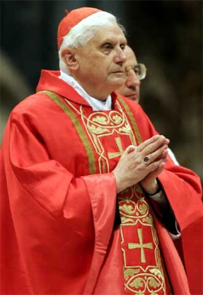 El cardenal y decano del colegio cardenalicio, Joseph Ratzinger, ha oficiado la misa previa al cónclave.