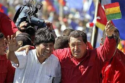 El presidente boliviano Evo Morales (izquierda) y su homólogo venezolano Hugo Chávez, en Chimore (Bolivia).