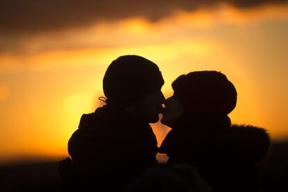 Una pareja se besa durante la puesta de sol en Madrid (España), el 8 de febrero de 2018.