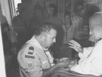 José Moya Fernández, alias 'Faisán Ligero', con el papa Juan Pablo II en una recepción a su grupo 'scout'.