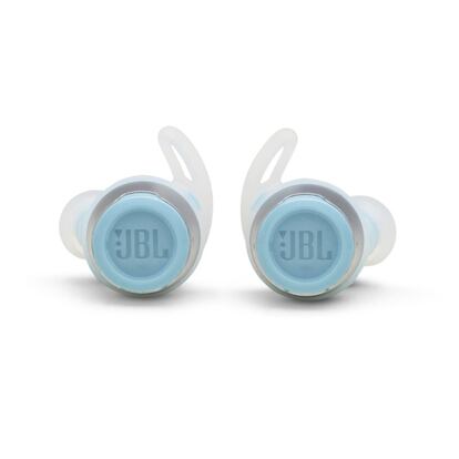 Correr sin ataduras. Uniendo estilo, funcionalidad y un sonido claro, los auriculares Jbl Reflect Flow son perfectos para los amantes del deporte. Poseen la ergonomía patentada FreeBit, una sencilla conexión al asistente de voz de cualquier dispositivo, certificación impermeable IPX7 y más de 30 horas de reproducción combinada. Disponen además de las funciones TalkThru para bajar el volumen de la música aumentando el sonido ambiente y Ambient Aware, con lo que se controlar el ruido externo. También se pueden conectar a más de 100 altavoces. Su precio: 149 euros.