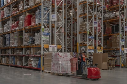 Un trabajador en una instalación de distribución de Amazon en Tepotzotlán, México, en 2023.