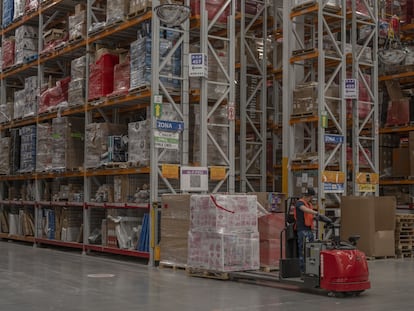 Un trabajador en una instalación de distribución de Amazon en Tepotzotlán, México, en 2023.