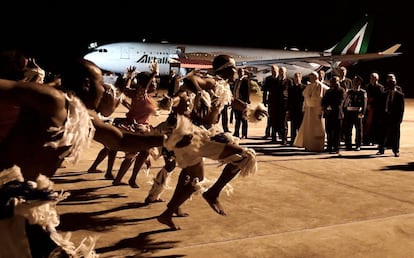 El papa Francisco es recibido con unos bailes tradicionales como parte de la ceremonia de bienvenida que le ha ofrecido el presidente de Mozambiquie, en Maputo.