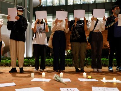Protesta en la Universidad de Hong Kong en solidaridad con los fallecidos en el incendio de Urumqi, este martes.