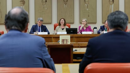 Mariano Rajoy, a la izquierdas, de espaldas, este jueves en el Congreso en la presentación por Alberto Núñez Feijóo (al fondo, a la izquierda) de un libro de la expresidenta de las Cortes, Ana Pastor (a la derecha), presidido por la actual presidenta Francina Armengol (en el centro).