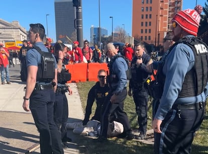 Agentes de policía detienen a uno de los sospechosos del tiroteo en el desfile de los Chiefs en Kansas City.
