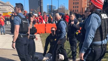 Agentes de policía detienen a uno de los sospechosos del tiroteo en el desfile de los Chiefs en Kansas City.
