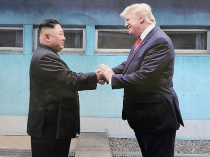 El líder norcoreano, Kim Jong Un y Donald Trump, durante una reunión en la Zona Desmilitarizada en Panmunjom, Corea del Sur, el 30 de junio de 2019. Esos breves segundos han convertido a Trump en el primer presidente de su país que pisa suelo de Corea del Norte.