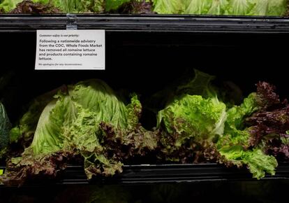 Un letrero advierte a los consumidores de que no consuman lechugas en un supermercado de Massachusetts, en Estados Unidos.