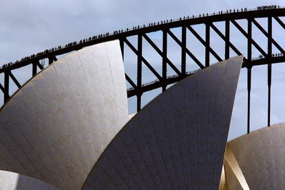 Escaladores a lo largo del arco del puente de la bahía de Sidney (Australia).