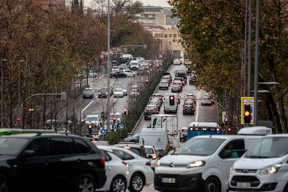 Un atasco en el nuevo bulevar de la calle de Francisco Silvela, en Madrid.
