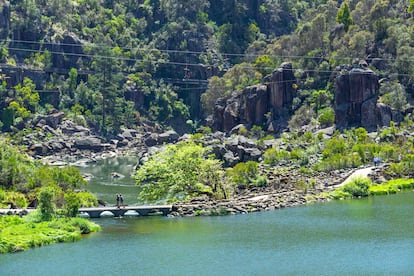 El camino y el telesilla que recorre Cataract Gorge, en Launceston, Tasmania (Australia).